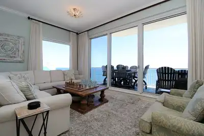 Image de Indigo East 2001- Unité front de plage avec intérieur luxueux et commodités!