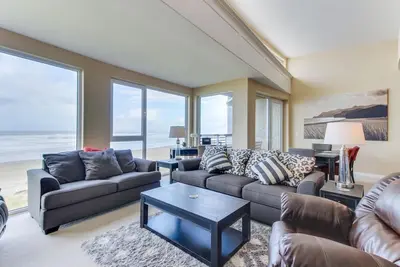 Image de Condo contemporain en bord de mer avec une vue imprenable, adapté aux chiens!
