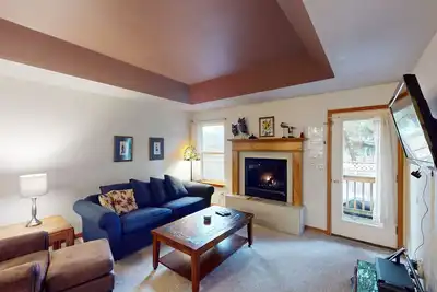 Image de Cozy, maison de chien-friendly w \/ bain à remous privé et un accès facile à la plage!