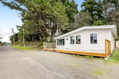 Image de Chalet chien-friendly w / accès à proximité de la plage, cheminée, et un bain à remous!