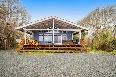 Image de Pavillon boisé rustique au bord de l'eau avec vue impressionnante sur le lac depuis le patio!