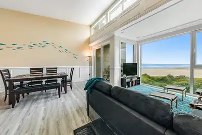 Image de Élégant condo en bord de mer avec terrasse et vues extraordinaires - chiens bienvenus!