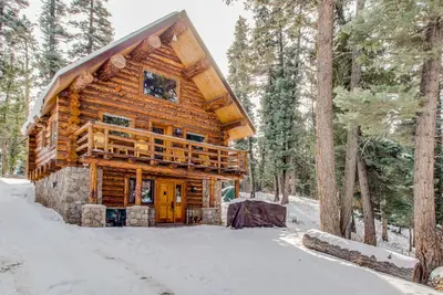 Image de Cabane en rondins classique avec bain à remous privé - confort de montagne rustique