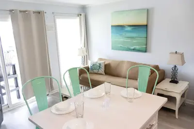 Image de Condo bord de l'océan de luxe évalué pr��s des magasins et des restaurants avec l'accès de jetée