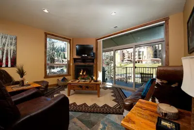Image de Nouveau condo de luxe étapes pour ascenseurs - décoré professionnellement