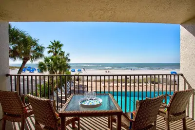 Image de Beachfront Condo Direct face de Johns Pass Village. Excellent emplacement!