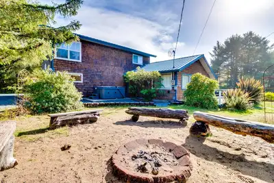 Image de Dog-friendly home w / bain à remous privé, salle de jeux - près de la plage et du lac Nedonna!