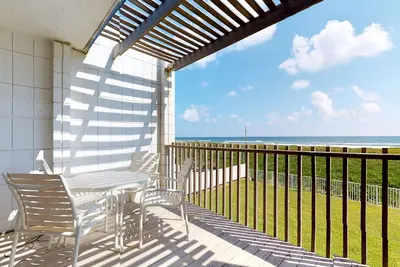 Image de En bord de mer les chiens condo w / Golfe vues et une piscine commune!