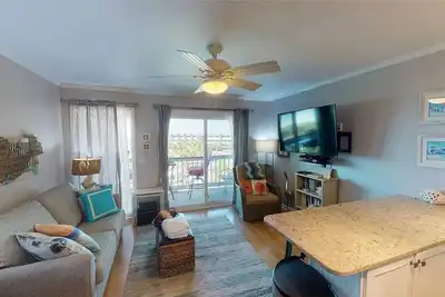 Image de Magnifiquement rénové condo en bord de mer avec balcon privé et une vue imprenable