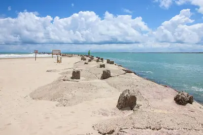 Image de Condo au premier étage w \/ belle cuisine et piscine partagée - près de la plage