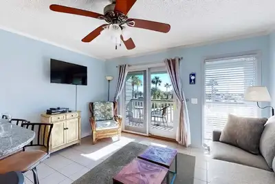 Image de Condo avec vue sur l'oc����an au premier étage avec balcon privé; accès à la piscine et au quai