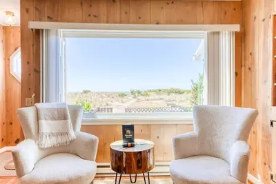 Image de Belle maison en bord de mer avec une cour et un accès à la plage!