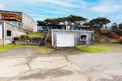 Image de Maison accueillante pour les chiens et de style vintage avec accès facile à la plage!