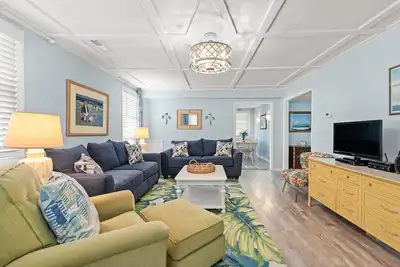Image de Pet friendly appartement à seulement 2 pâtés de maisons de la plage!