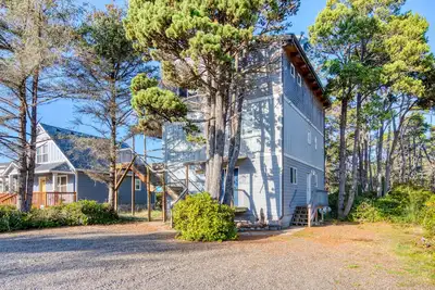 Image de Dog-friendly maison de plage w / plusieurs ponts, bain à remous privé et baignoire jacuzzi