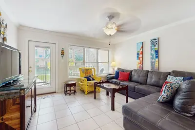 Image de Premier étage condo w / piscine partagée et un bain à remous - marcher un pâté de maisons de la plage!