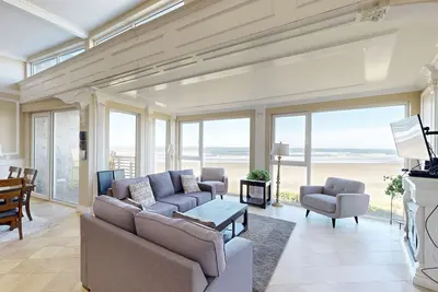 Image de Magnifique condo en bord de mer avec une vue imprenable sur l'océan, un bain à remous partagé et un accès à la plage