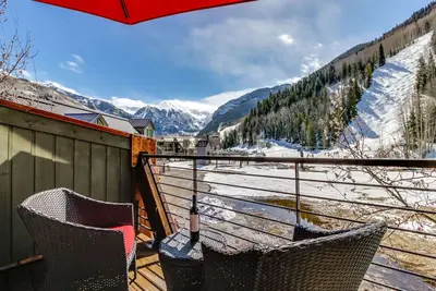 Charmant chalet avec jacuzzi privé, foyer au gaz et un véritable Ski-in \/ Ski-out!
