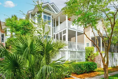 Image de Charmante maison de style Charleston avec acc������s �� la piscine dans les dunes sauvages