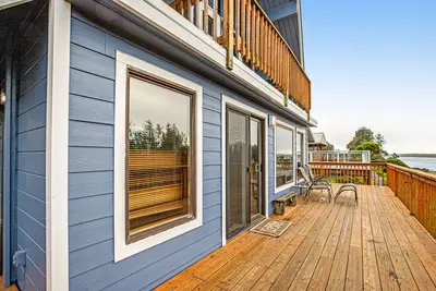 Image de Maison accueillante pour les chiens avec accès à la plage et vue sur la baie et l'océan!