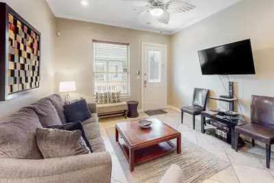Image de Dog-friendly condo moderne à proximité de l'accès à la plage - vue sur l'océan et piscine partag��e!