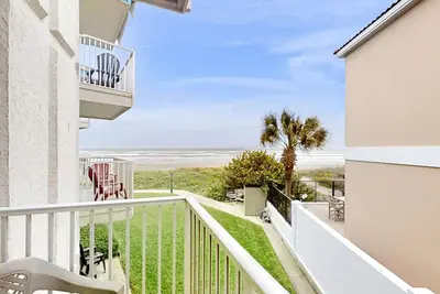 Image de Piscine partagée, bain à remous et vue partielle sur l'océan dans ce condo au bord de l'eau!