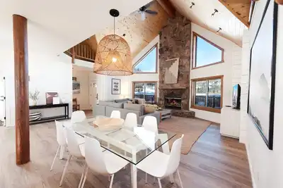 Image de Log Cabin avec des vues incroyables - Ping Pong \/ Fire Pit - Piscine chauffée \/ Hot Tubs