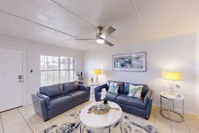 Image de Mignon, condo chien-friendly près de la plage avec piscine partagée!