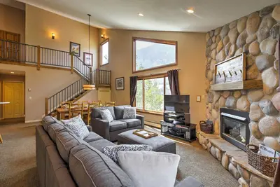 Image de Condo Frisco 2br + Loft rénové - Près du ski