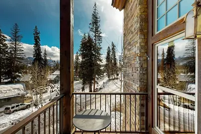 Image de Maison de luxe skis aux pieds avec cheminée, bain �� remous et piscines \/ bains à remous communs