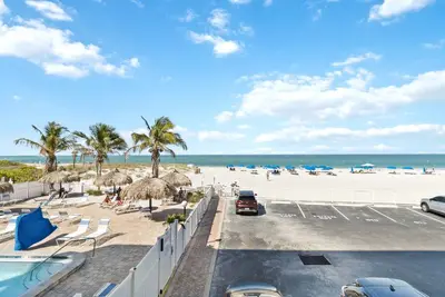 Image de # 108 Beach Place Condos: 3 Br / 2 Ba à Madeira Beach, pour 8 personnes
