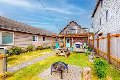 Image de cottage Dog-friendly w / bain à remous privé, à proximité de la plage et du centre-ville!