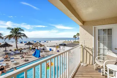 Image de # 106 Beach Place Condos: 3 Br / 2 Ba à Madeira Beach, pour 8 personnes