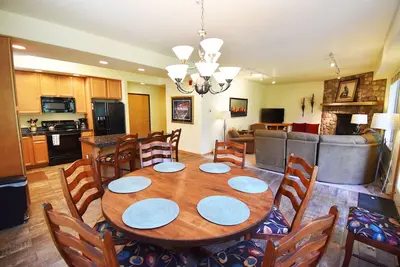 Image de 4 suites. Clubhouse a une piscine chauffée extérieure, 3 bains à remous. Au coeur de Frisco près de la rue Main
