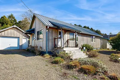 Image de Maison de plage classique dans un excellent emplacement - 4 pâtés de maisons de la plage - chiens bienvenus!