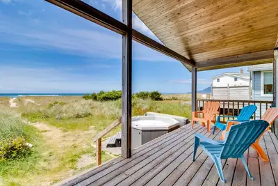Image de Dog-friendly, chalet de plage en bord de mer w / bain à remous privé! Droit sur la plage!