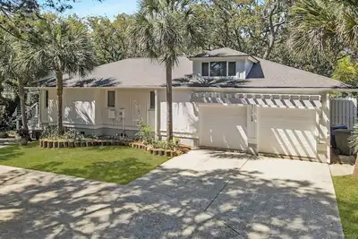 Image de Maison r����novée avec terrasse ouverte, vue sur le terrain de golf et piscine privée �������� Wild Dunes