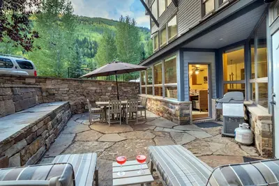 Grand condo confortable sur 1 niveau, patio en pierre spacieux, à 5 min de ski