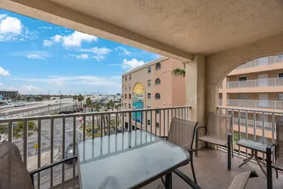 Image de # 301 Beach Place Condos: 2 Br / 2 Ba Ă Madeira Beach, pour 6 personnes