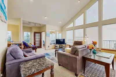 Image de Belle maison avec l'océan, vue sur la montagne, une salle pour 10!