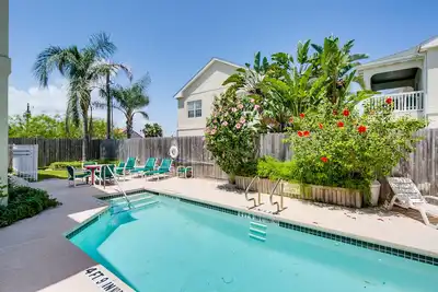 Image de Condo contemporain lumineux avec piscine partagée et emplacement idéal pour un accès facile à la plage