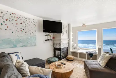 Image de Maison spacieuse, adaptée aux chiens, en bord de mer avec terrasse et bain à remous