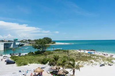 Image de Remodelé Direct Beach Front 3b à John's Pass - 4ème étage privé - Wifi gratuit - Beach Place 411