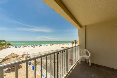 Image de Rénové Beach Front Unit Droite sur Madeira Beach Vues Golfe dégagée - Wifi gratuit