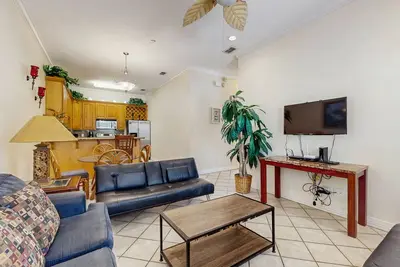 Image de Adorable maison w / piscine, patio privé, 1/2 bloc de la plage