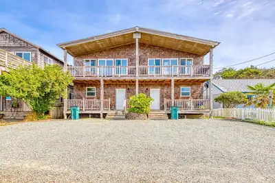 Image de Grand duplex ensoleillé avec vue sur l'océan et l'accès à proximité de la plage - chiens ok!