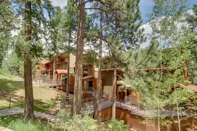 Image de Condo à deux niveaux avec vue sur la vallée, piscine partagée et terrasse - près du ski et du canotage!