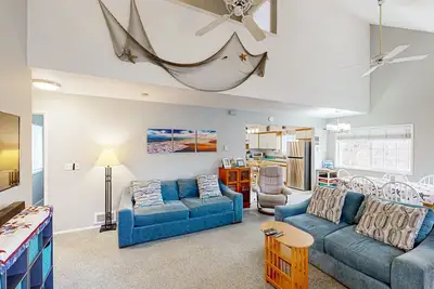 Image de Dog-friendly home w / accès à la plage à proximité et un bain à remous - parfait pour les grands groupes!