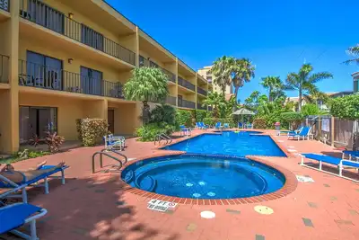 Image de Oasis spacieuse près de la plage avec balcon privé, piscine partagée et bain à remous!