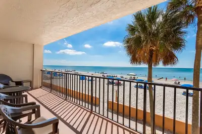 Image de Luxe rénové et joliment meublé 1225 pieds carrés. Vue sur la plage depuis un immense balcon - Wifi gratuit
